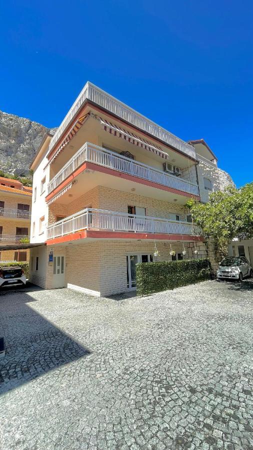 Apartments Neven Omis Exterior photo