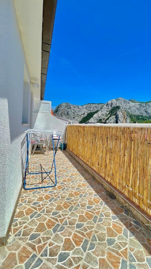 Apartments Neven Omis Exterior photo