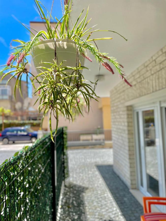 Apartments Neven Omis Exterior photo