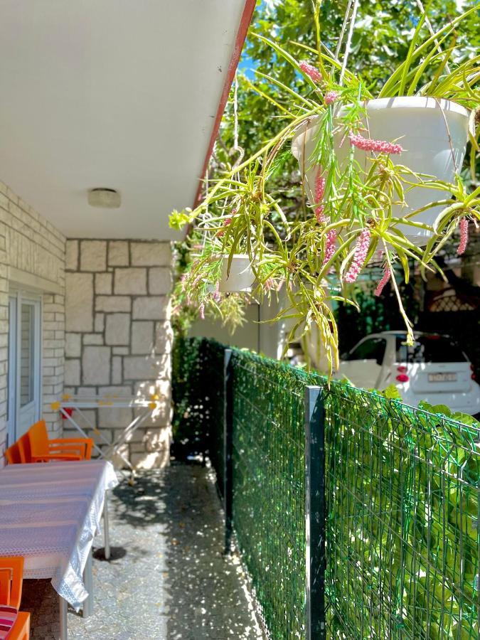 Apartments Neven Omis Exterior photo