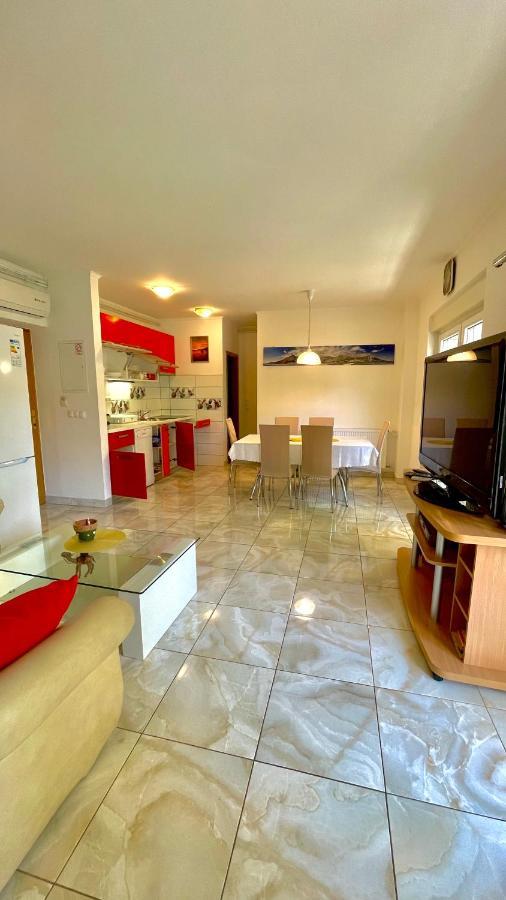 Apartments Neven Omis Exterior photo