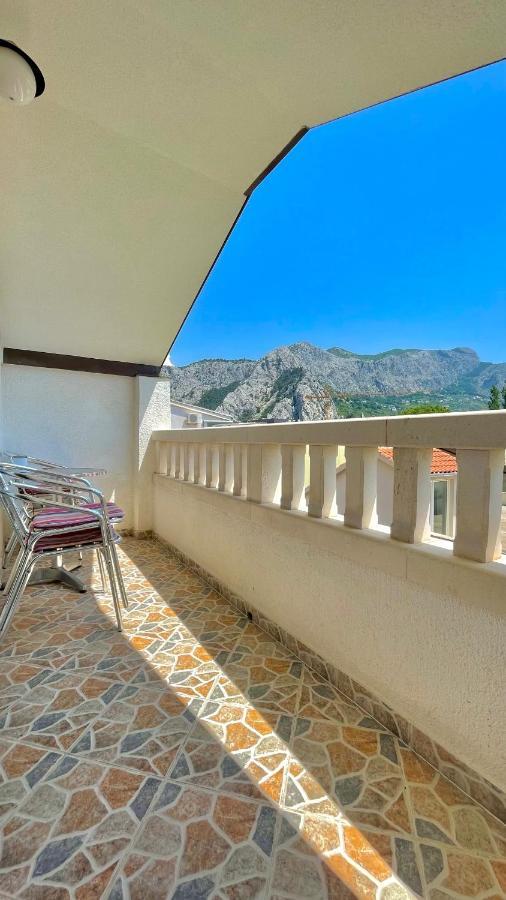Apartments Neven Omis Exterior photo
