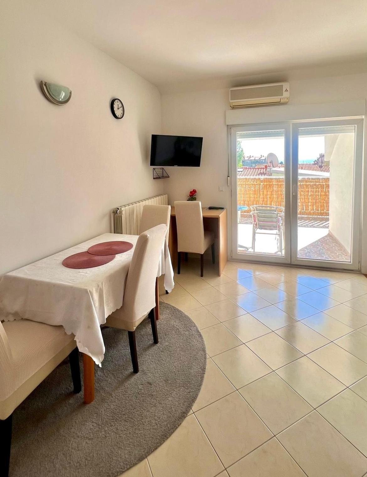 Apartments Neven Omis Exterior photo